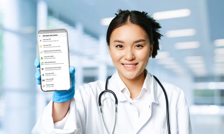 Médica segura um celular mostrando o app da Receita Federal com a funcionalidade do Receita Saúde.