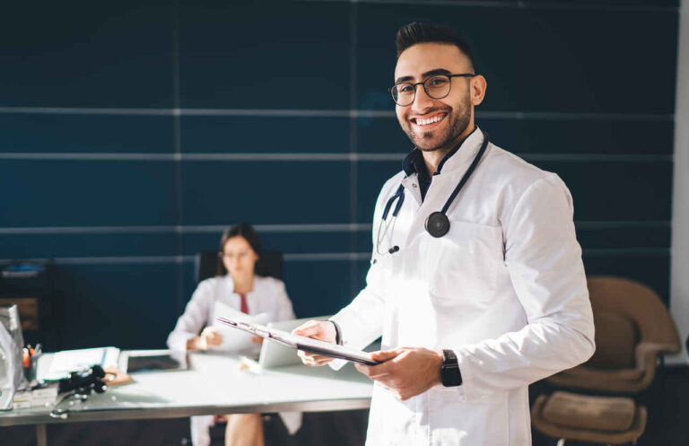 Médicos que se prepararam para a aprova do enare
